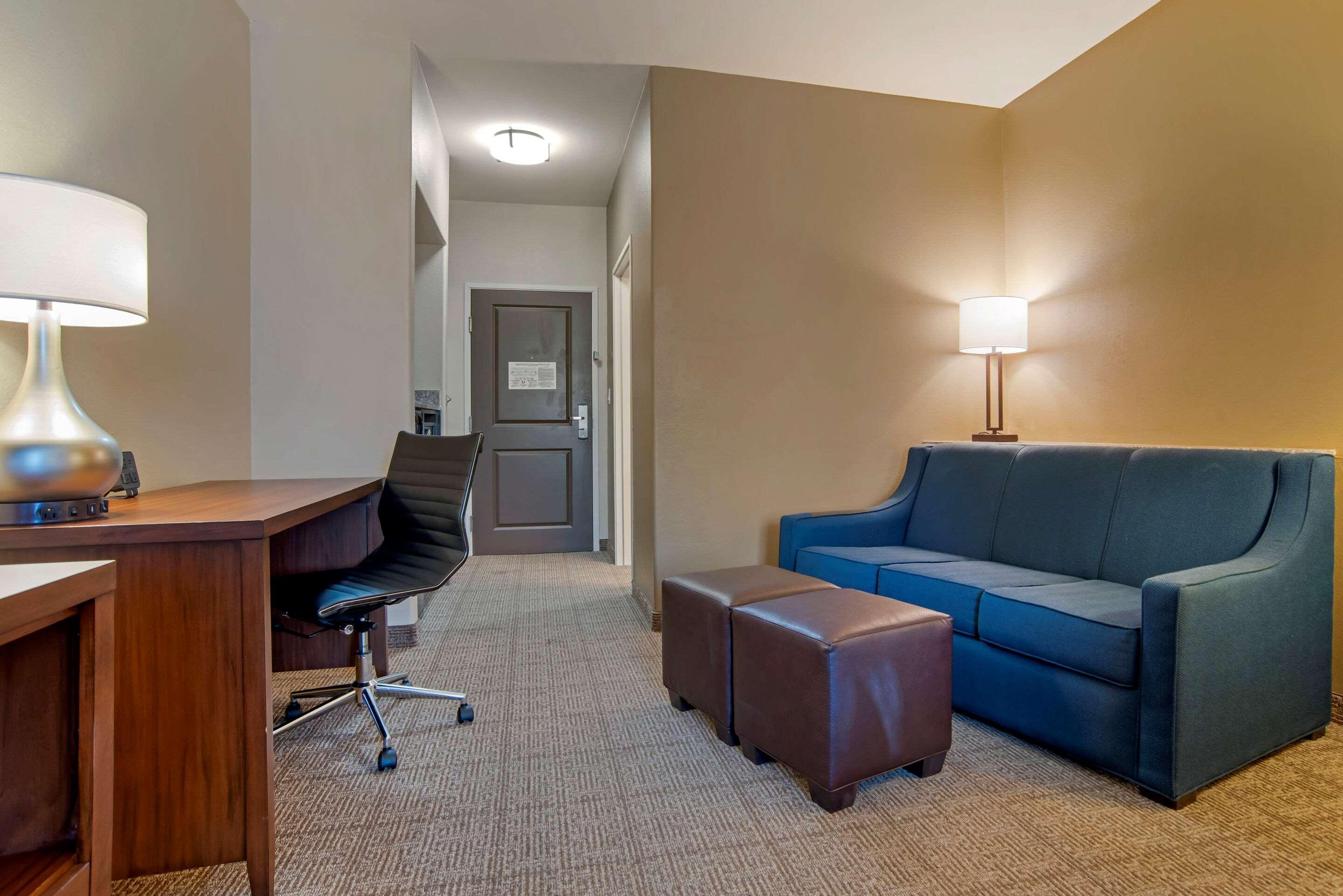 Comfort Suites Alexandria Bagian luar foto