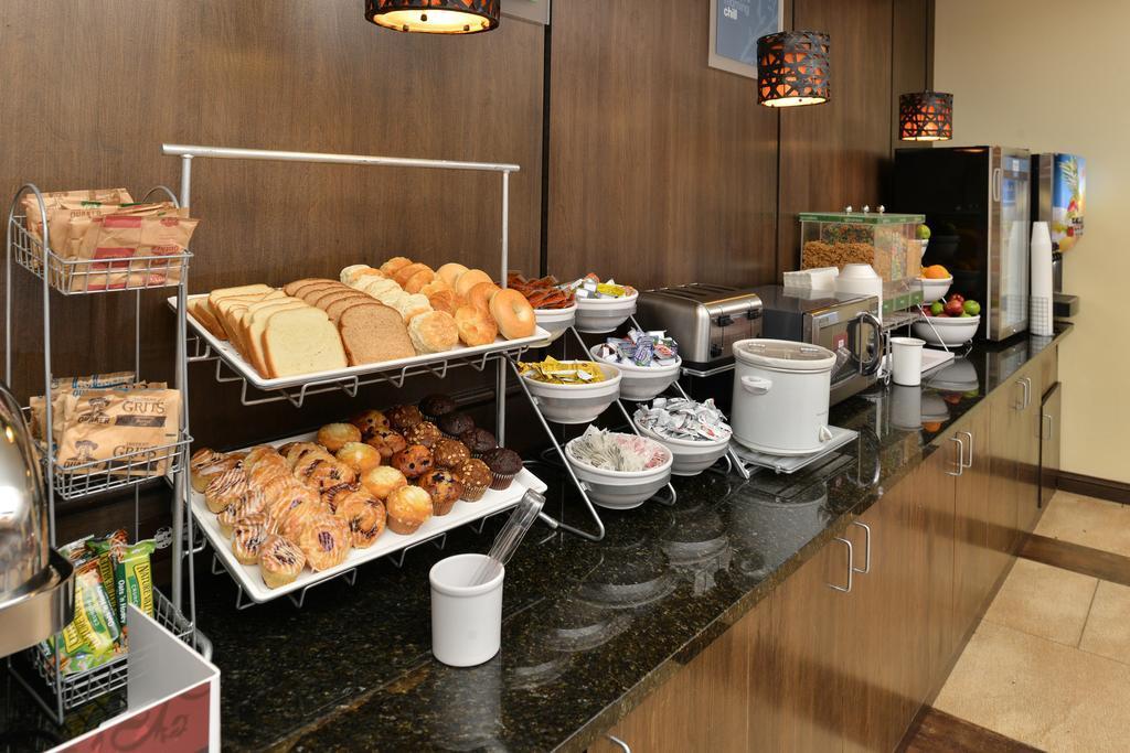 Comfort Suites Alexandria Bagian luar foto