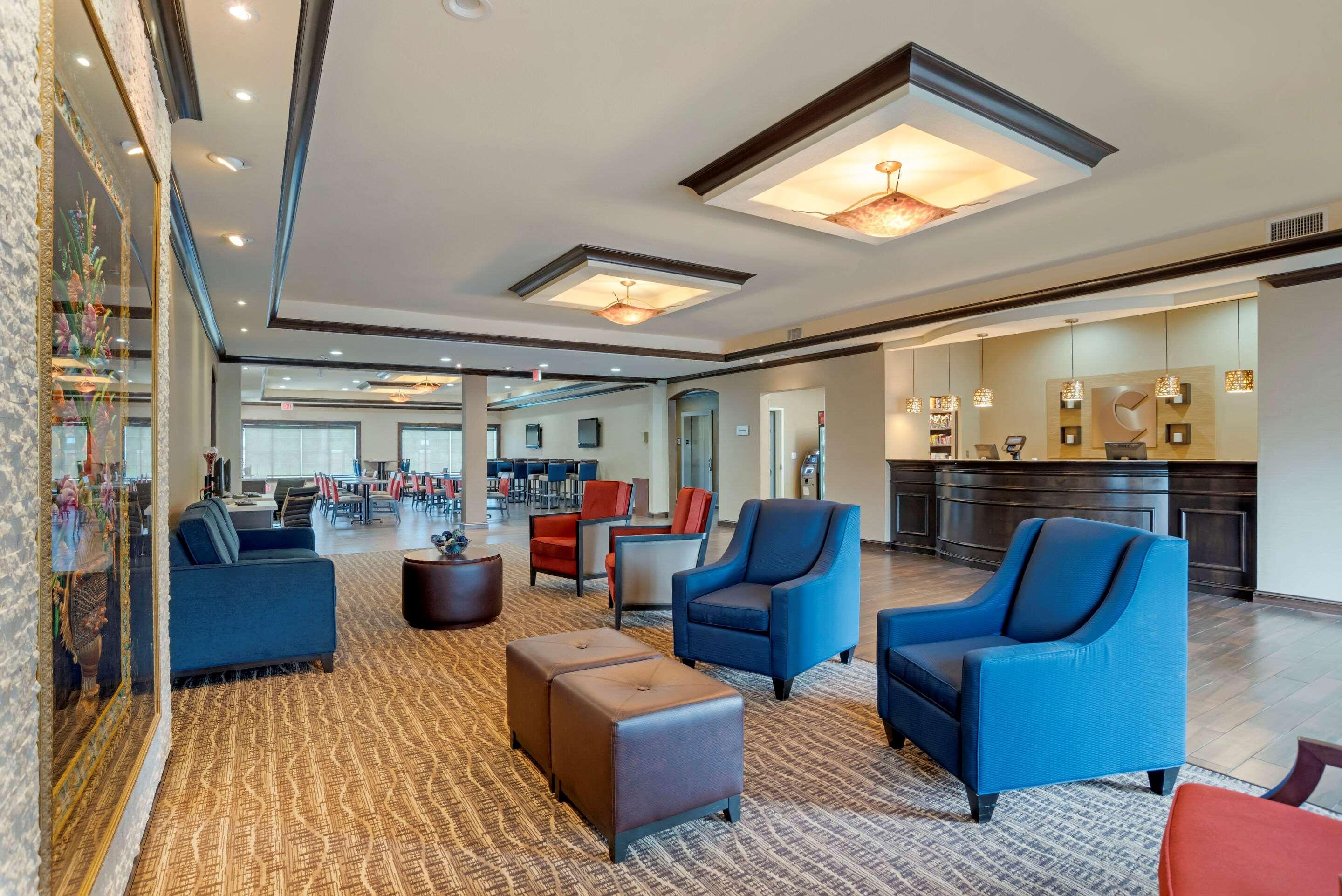 Comfort Suites Alexandria Bagian luar foto