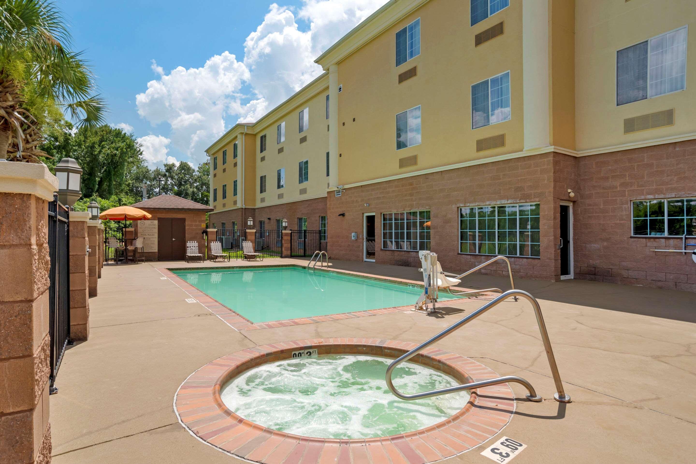 Comfort Suites Alexandria Bagian luar foto