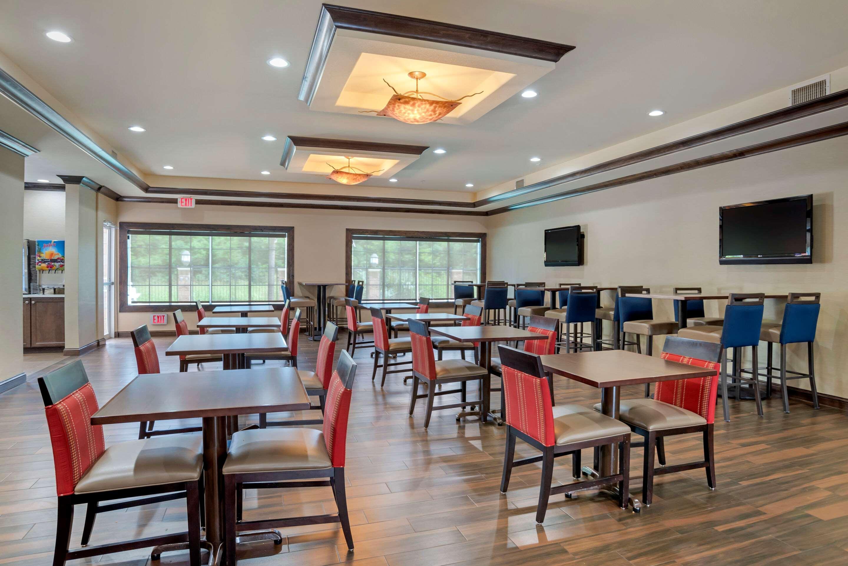 Comfort Suites Alexandria Bagian luar foto