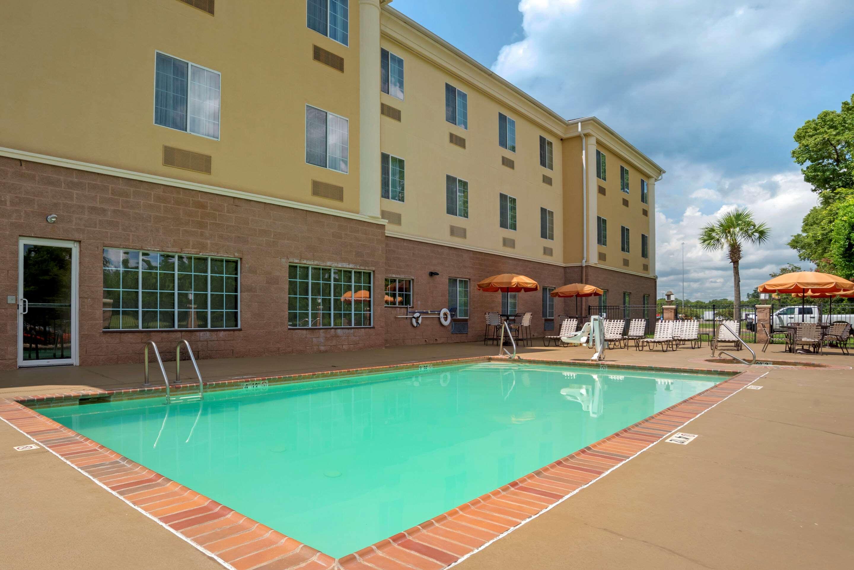 Comfort Suites Alexandria Bagian luar foto