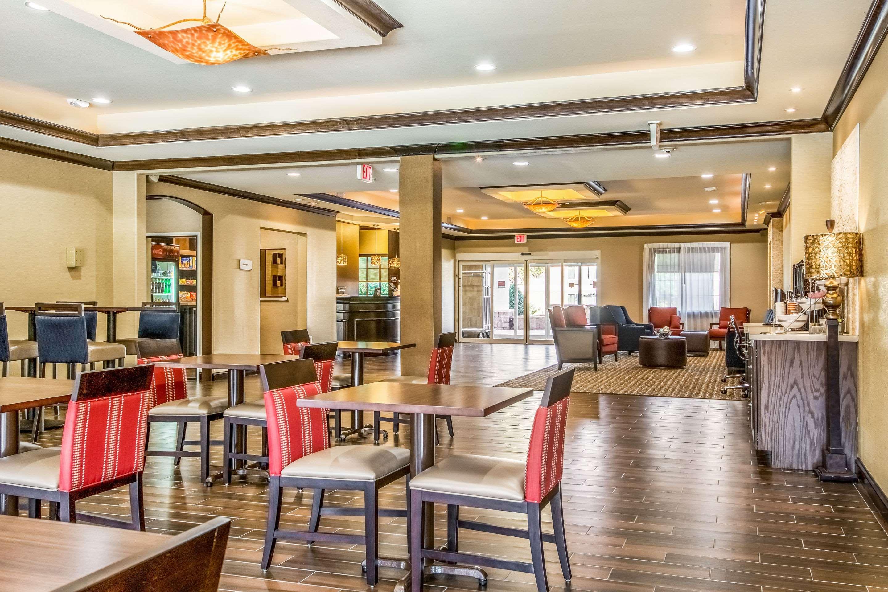 Comfort Suites Alexandria Bagian luar foto